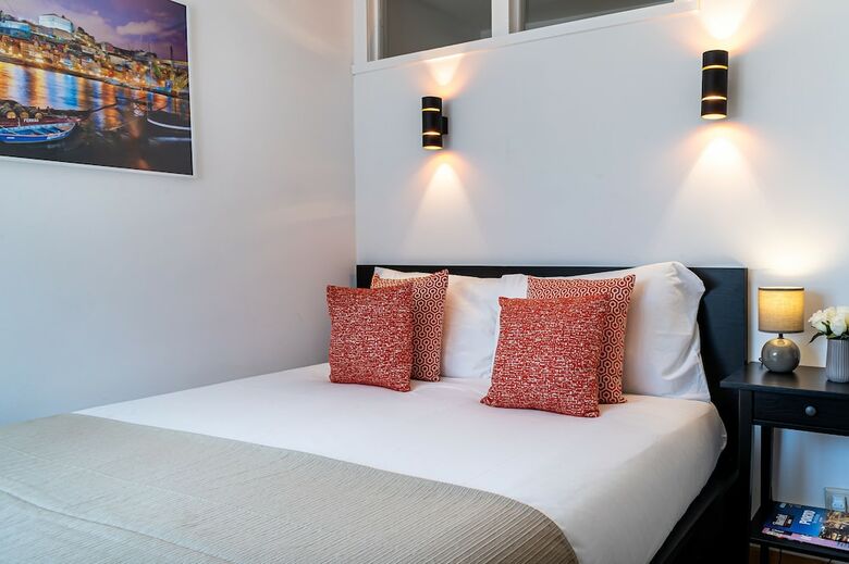 Home @ Porto Cl�rigos Apartment