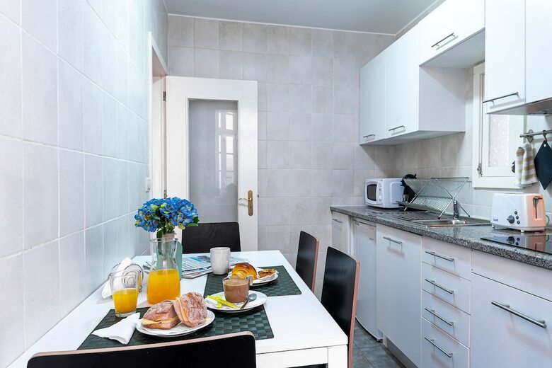 Home @ Porto Cl�rigos Apartment
