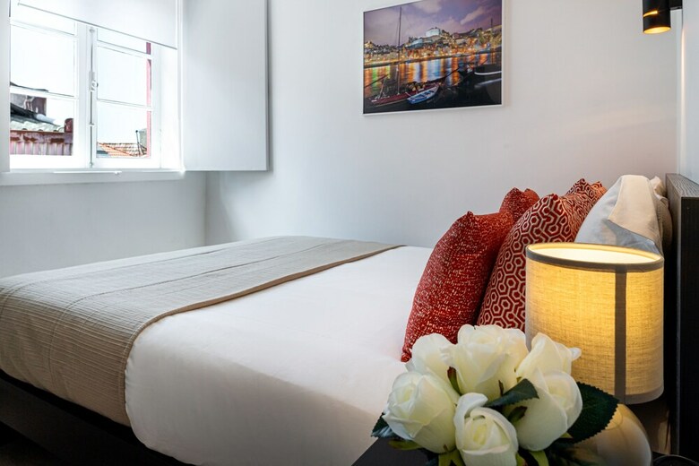 Home @ Porto Cl�rigos Apartment