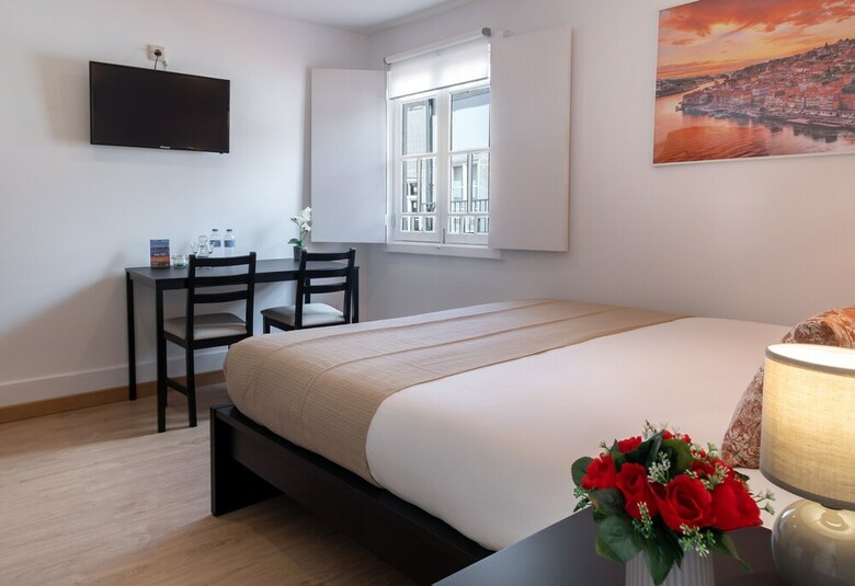 Home @ Porto Cl�rigos Apartment