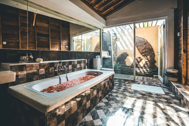 Bed & Breakfast Ocho Bali Surf Camp