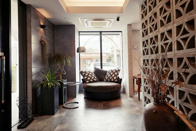 Hotel 385