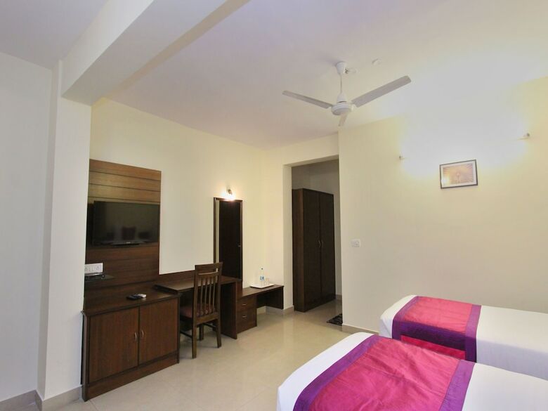 Hotel Oyo 8884 The City Living