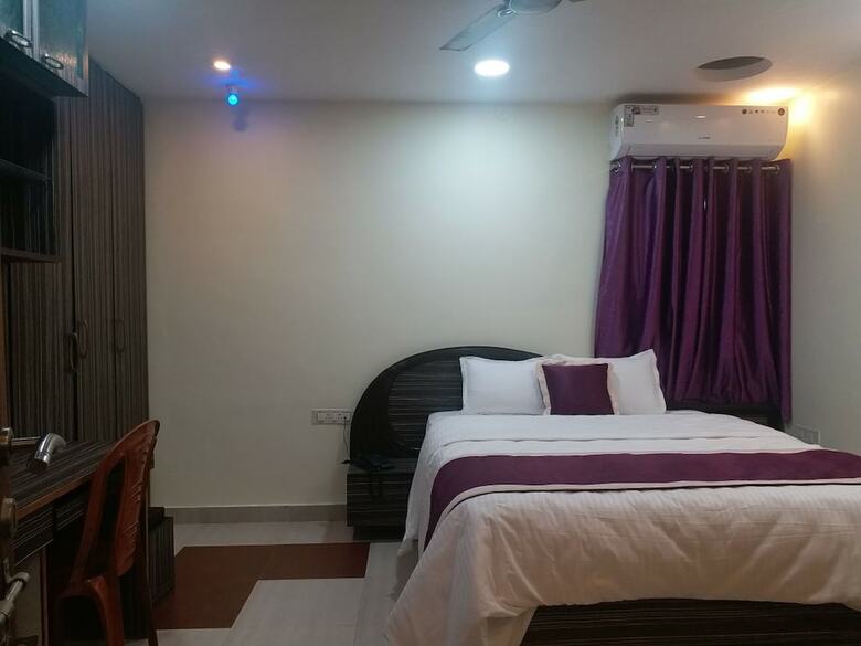 Hotel Oyo 12812 Four Seasons Villa