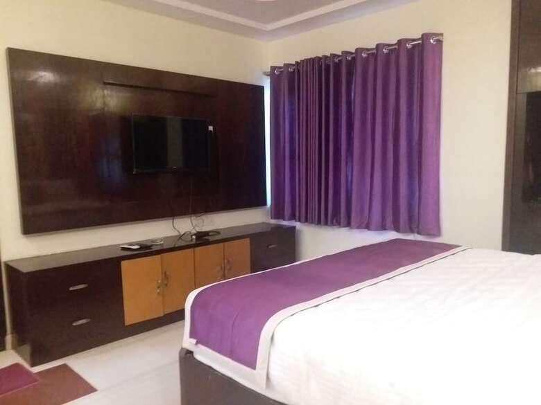 Hotel Oyo 12812 Four Seasons Villa