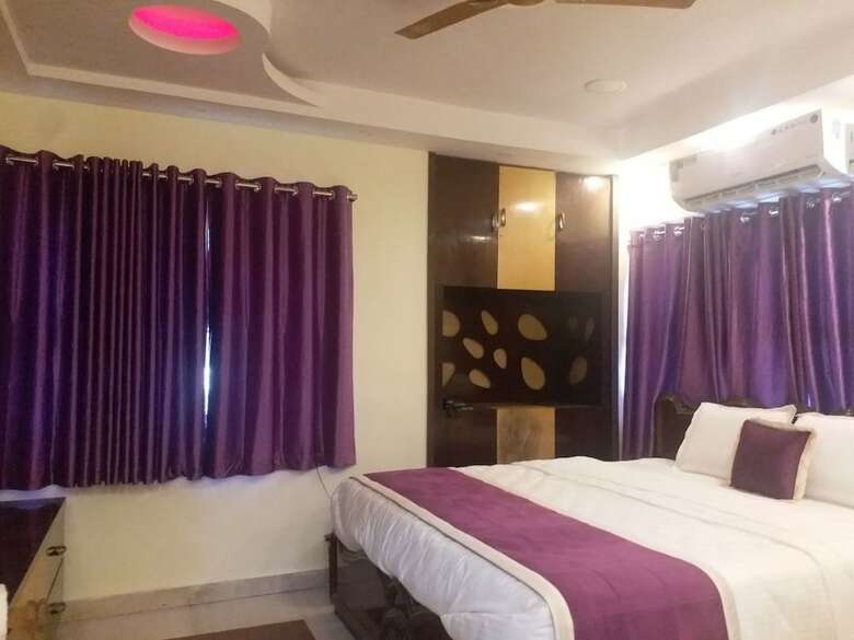 Hotel Oyo 12812 Four Seasons Villa