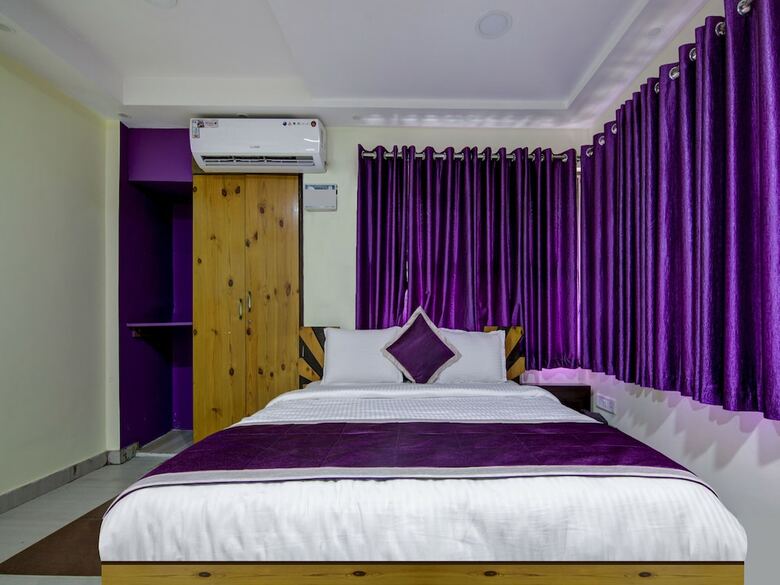 Hotel Oyo 12812 Four Seasons Villa