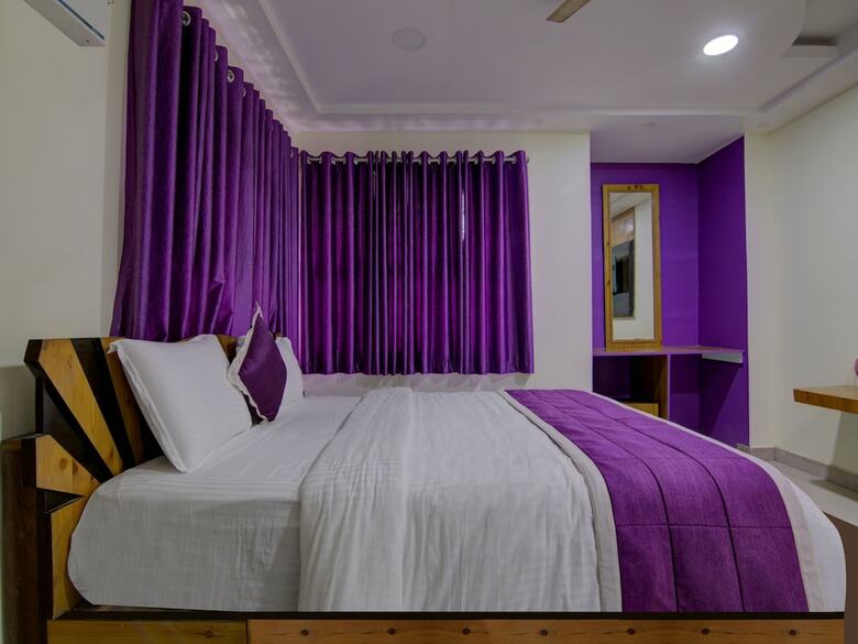 Hotel Oyo 12812 Four Seasons Villa