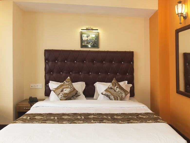 Hotel Oyo 12370 Royal Sarava