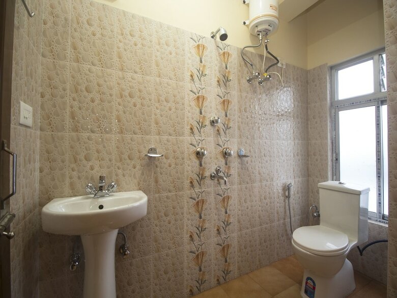 Hotel Oyo 12370 Royal Sarava