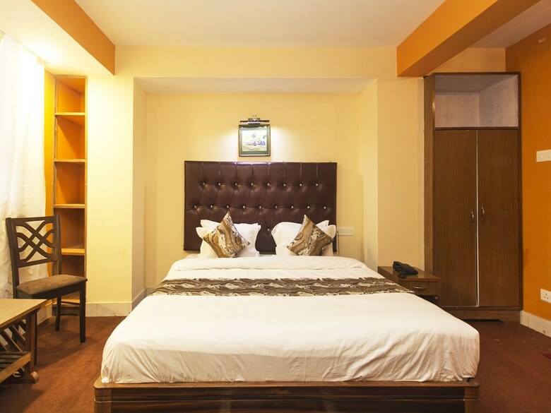 Hotel Oyo 12370 Royal Sarava
