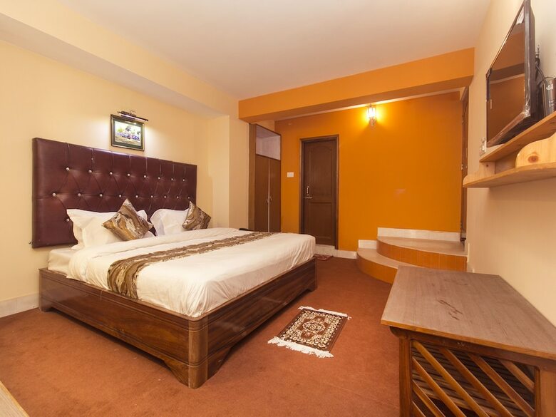 Hotel Oyo 12370 Royal Sarava