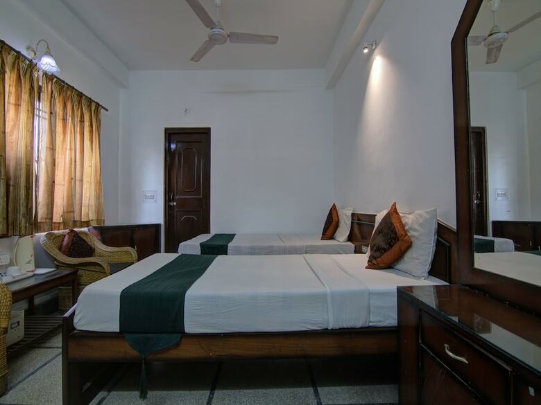 Hotel Oyo 12327 The Mapple