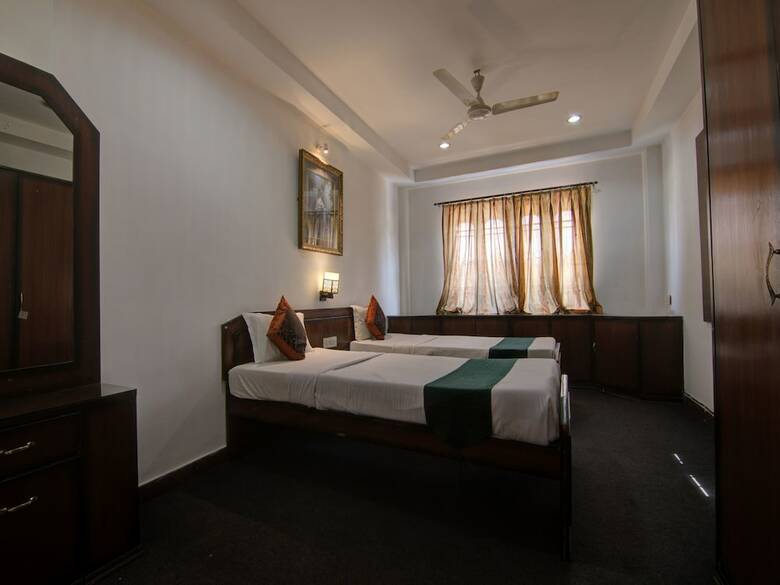 Hotel Oyo 12327 The Mapple