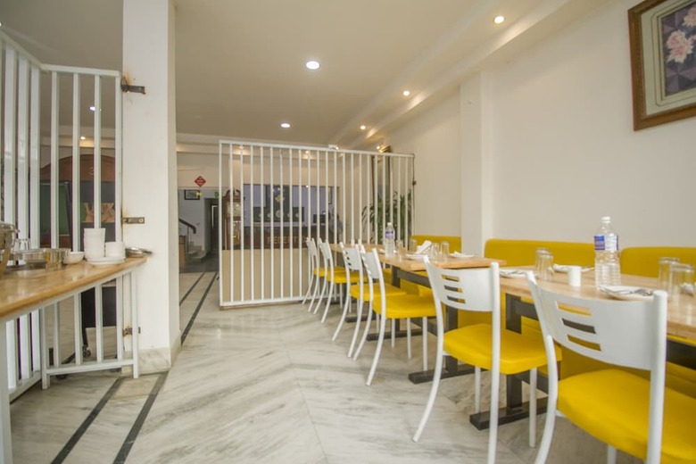 Hotel Oyo 12327 The Mapple