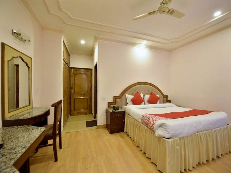 Hotel Oyo 12274 Royal Palace