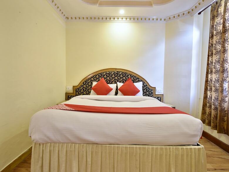 Hotel Oyo 12274 Royal Palace