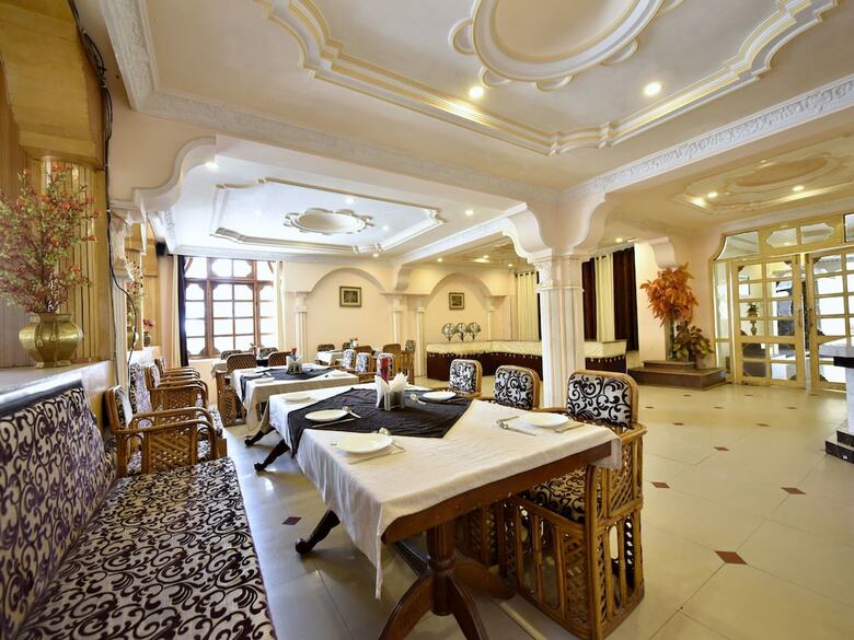 Hotel Oyo 12274 Royal Palace