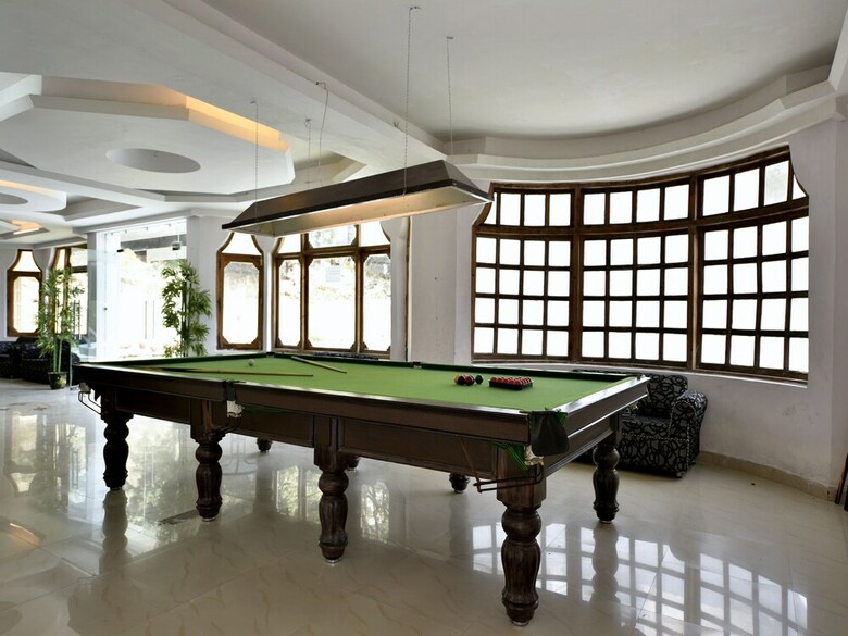 Hotel Oyo 12274 Royal Palace