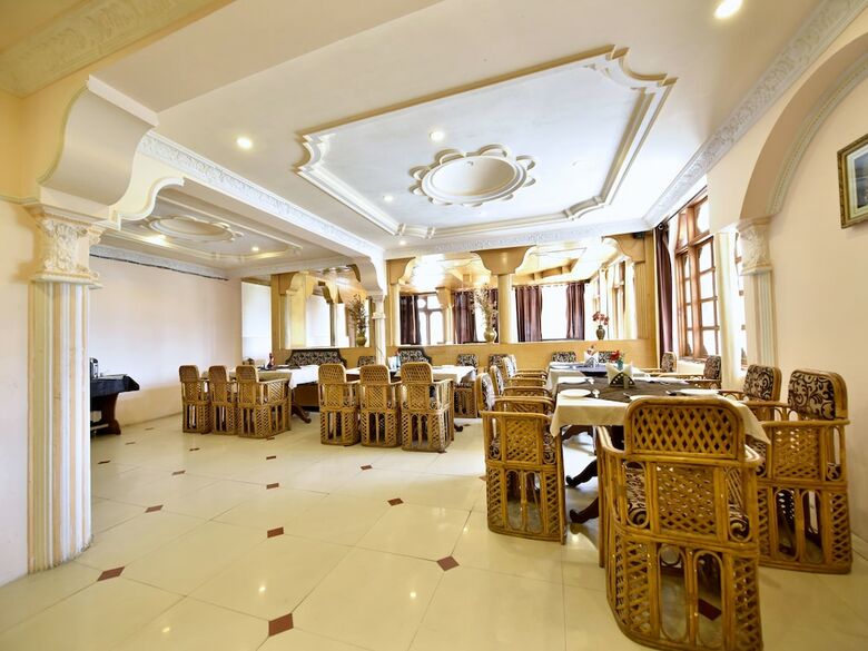 Hotel Oyo 12274 Royal Palace