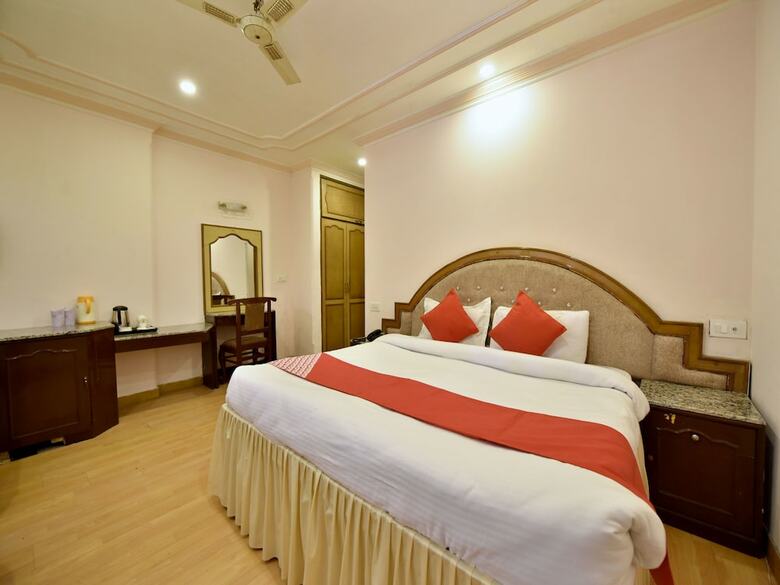 Hotel Oyo 12274 Royal Palace