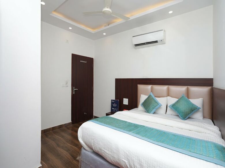Oyo 12503 Hotel Corner Point