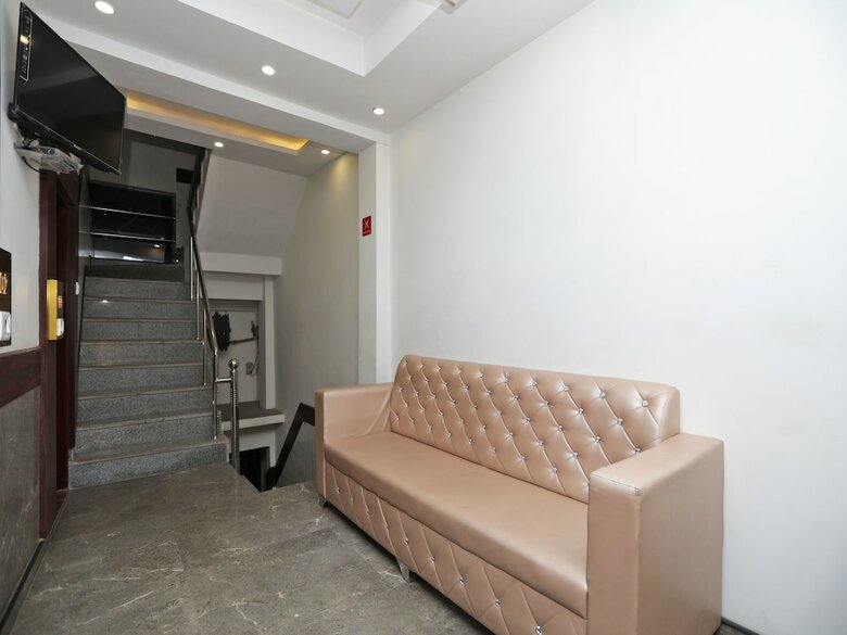 Oyo 12503 Hotel Corner Point