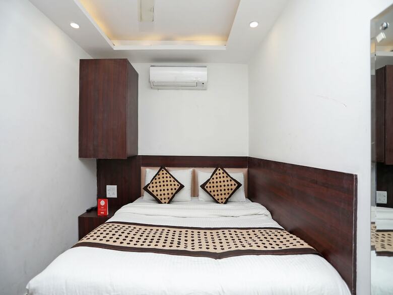 Oyo 12503 Hotel Corner Point