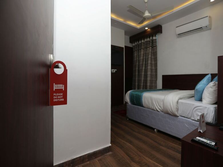 Oyo 12503 Hotel Corner Point