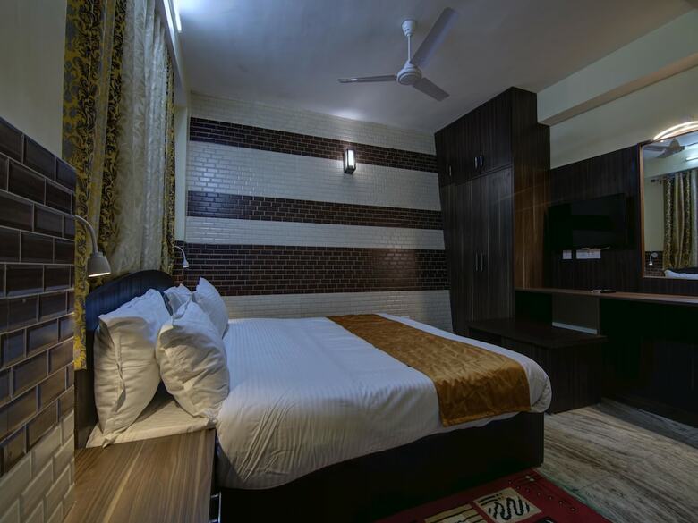 Oyo 13465 Greendot Hotel