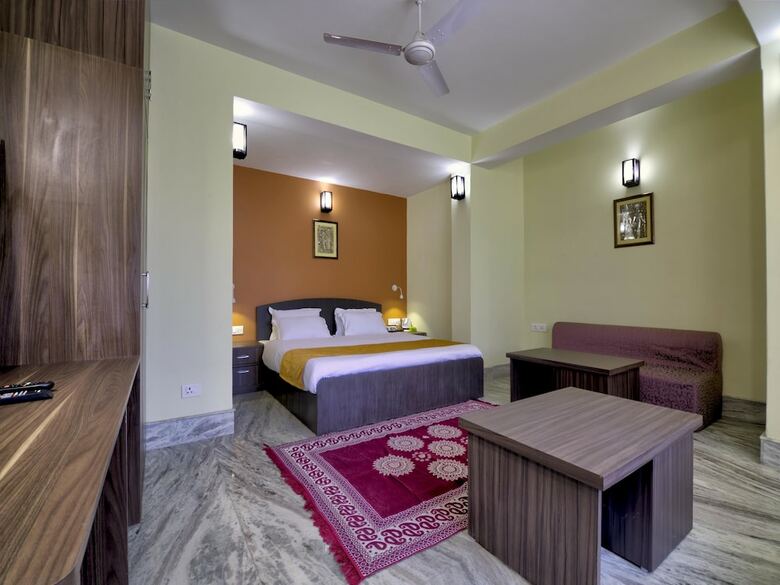 Oyo 13465 Greendot Hotel