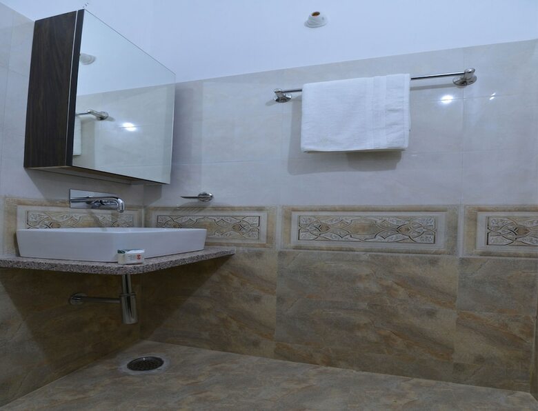 Hotel Oyo 12381 The New Heritage Heights View