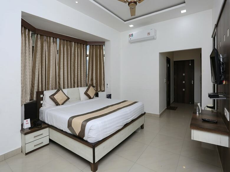 Capital O 10970 Hotel Krishna Palace