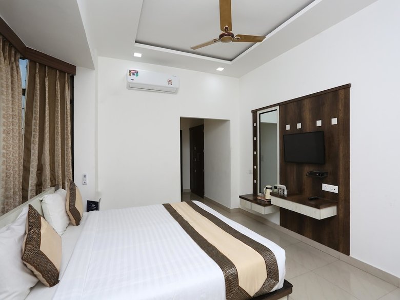 Capital O 10970 Hotel Krishna Palace