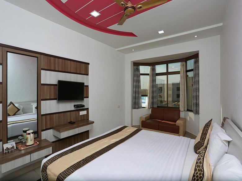Capital O 10970 Hotel Krishna Palace