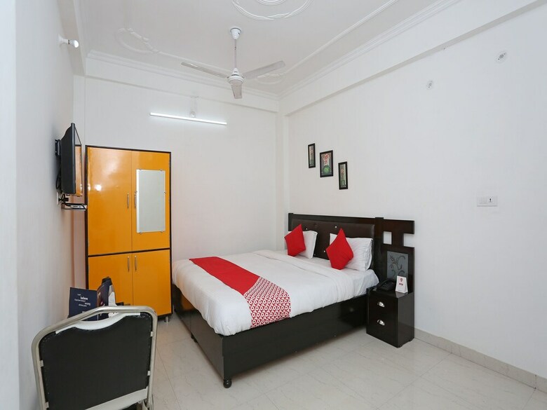 Oyo 11306 Ss Hotel