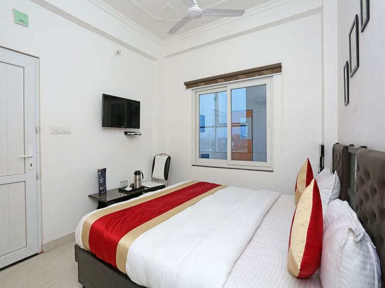 Oyo 11306 Ss Hotel