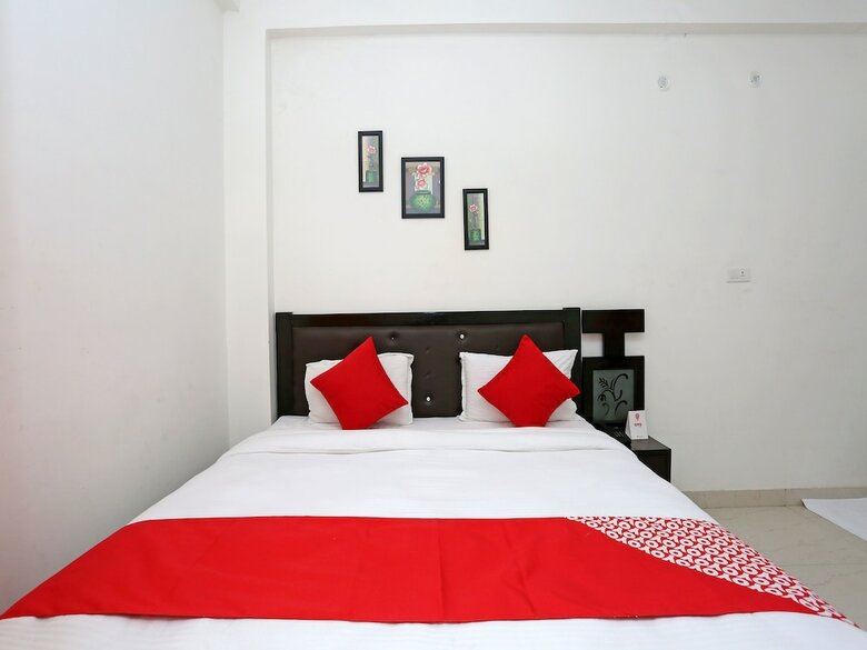 Oyo 11306 Ss Hotel