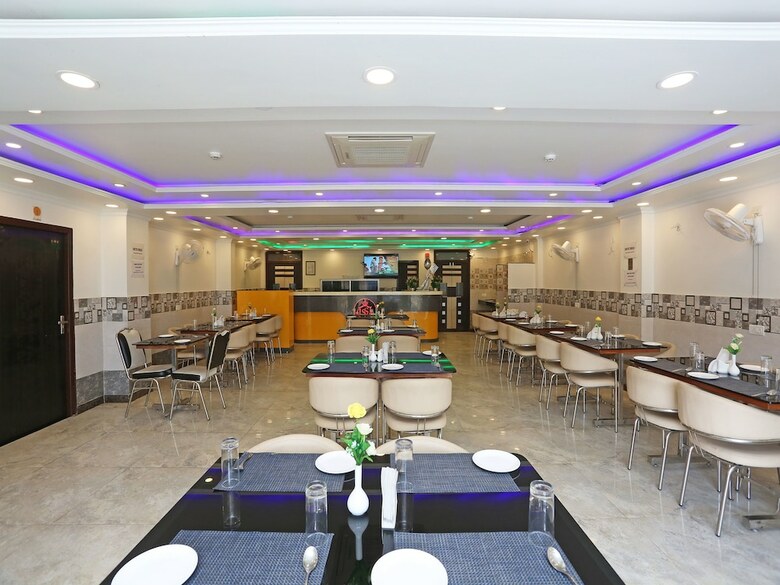 Oyo 11306 Ss Hotel