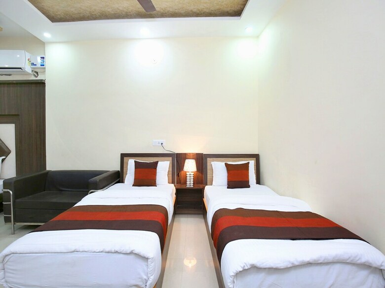 Oyo 14157 Rs Hotel & Restaurant