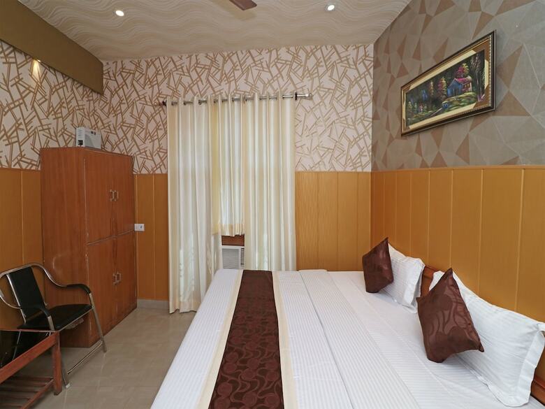Oyo 13234 Hotel Mahak