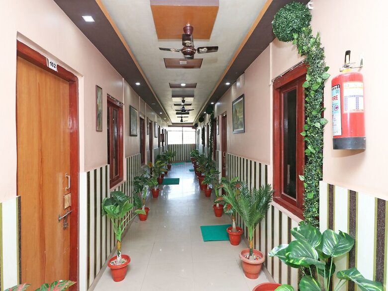Oyo 13234 Hotel Mahak