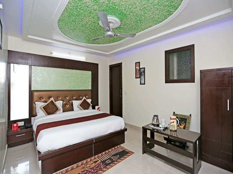 Oyo 14220 Hotel B R International