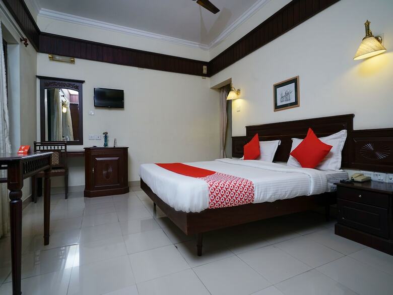 Hotel Oyo 10638 Chandana Royal Resorts