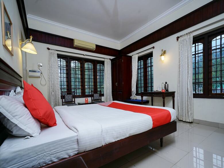 Hotel Oyo 10638 Chandana Royal Resorts