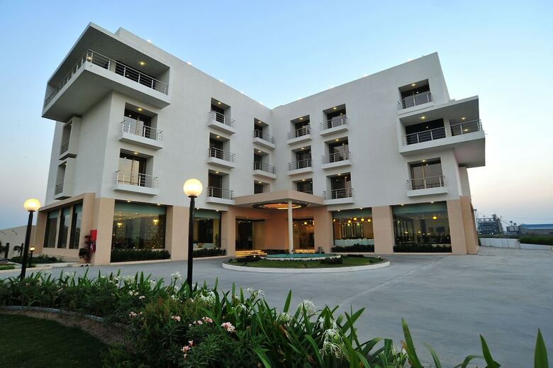 Le Tokyo Hotel Sanand