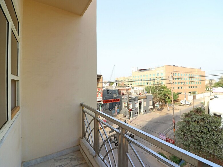 Oyo 13136 Hotel Taj Ansh 2