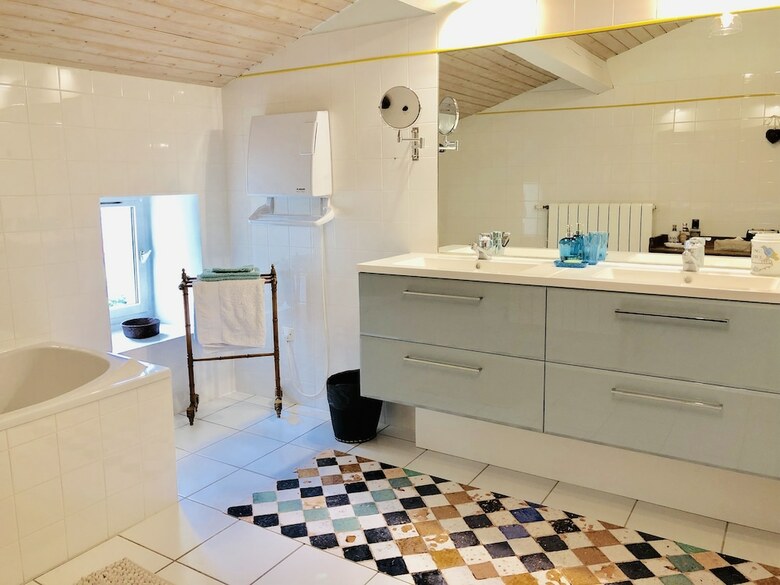 Hotel Du C�t� de L'ombri�re
