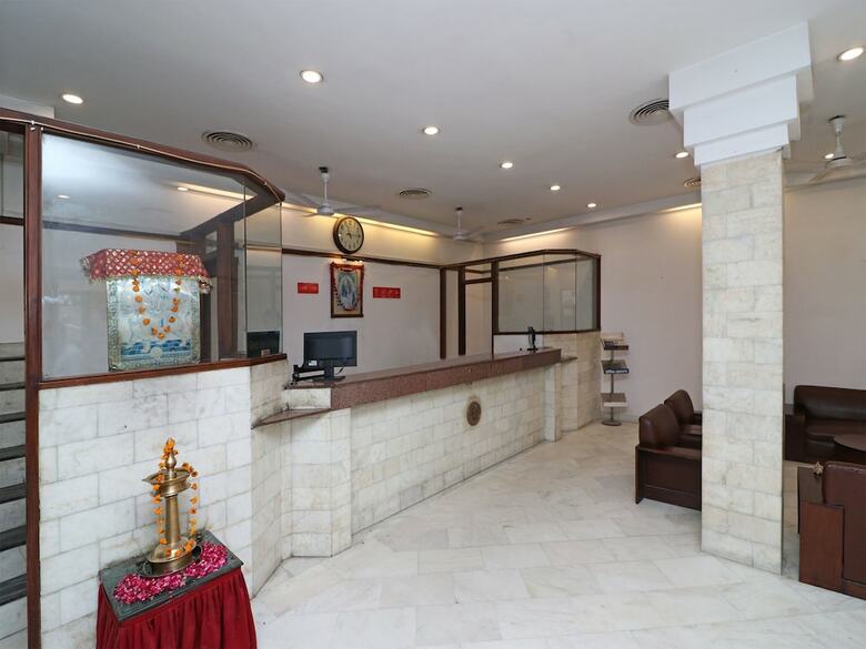 Oyo 14837 Hotel Uberoi Anand