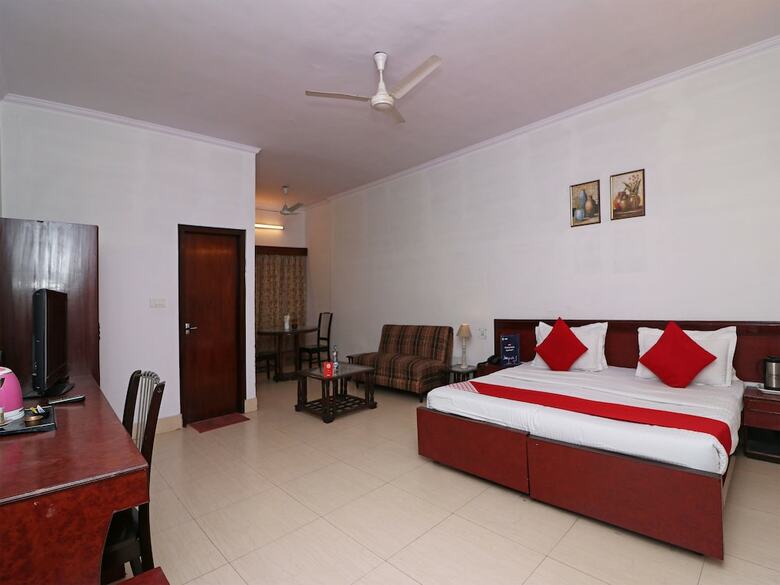 Oyo 14837 Hotel Uberoi Anand